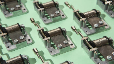 Surrey Üniversitesi İleri Teknoloji Enstitüsü araştırmacıları elektrik üretimini 140 kat